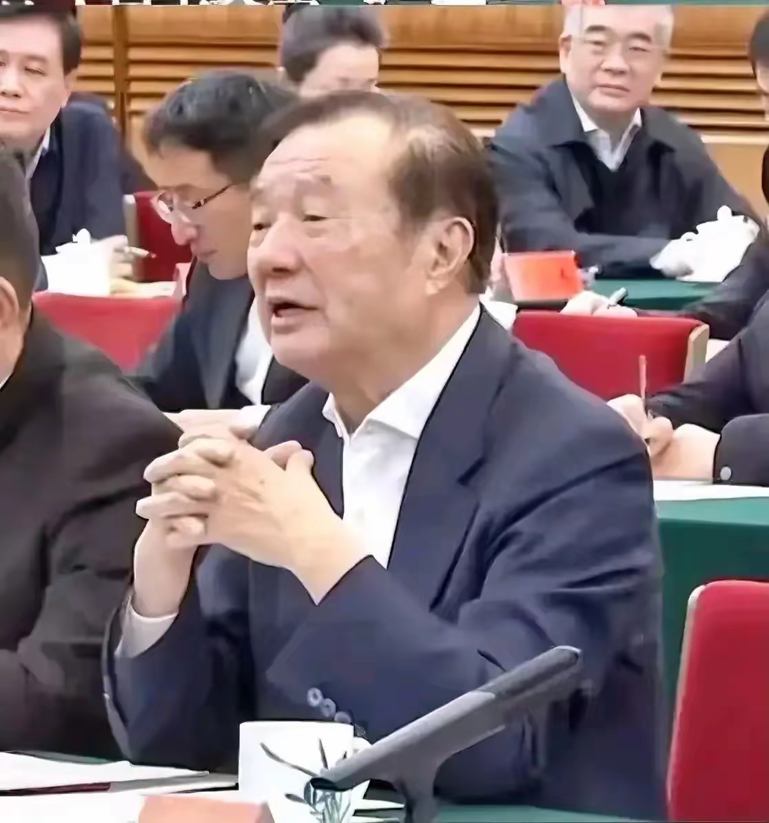 关于裁判哨声激昂吹响,谁能走出胜利之路的信息 关于裁判哨声激昂吹响,谁能走出胜利之路的信息
